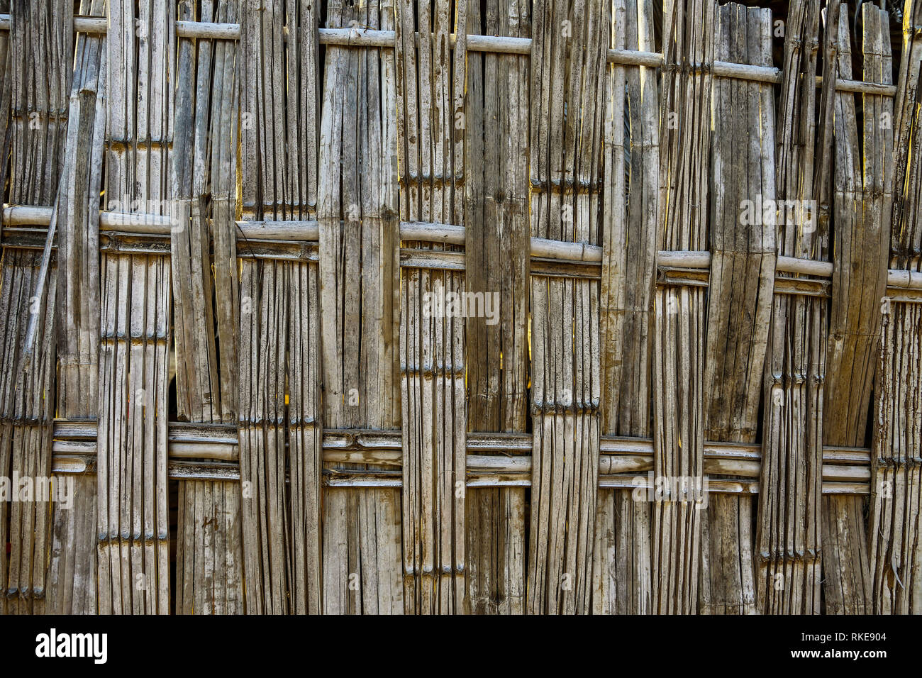 L'uso del bambù come materiale da costruzione e un piacevole sottofondo Foto Stock