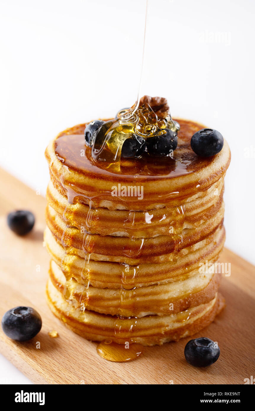 Freschi Fatti in casa pancake con mirtilli e sciroppo Foto Stock