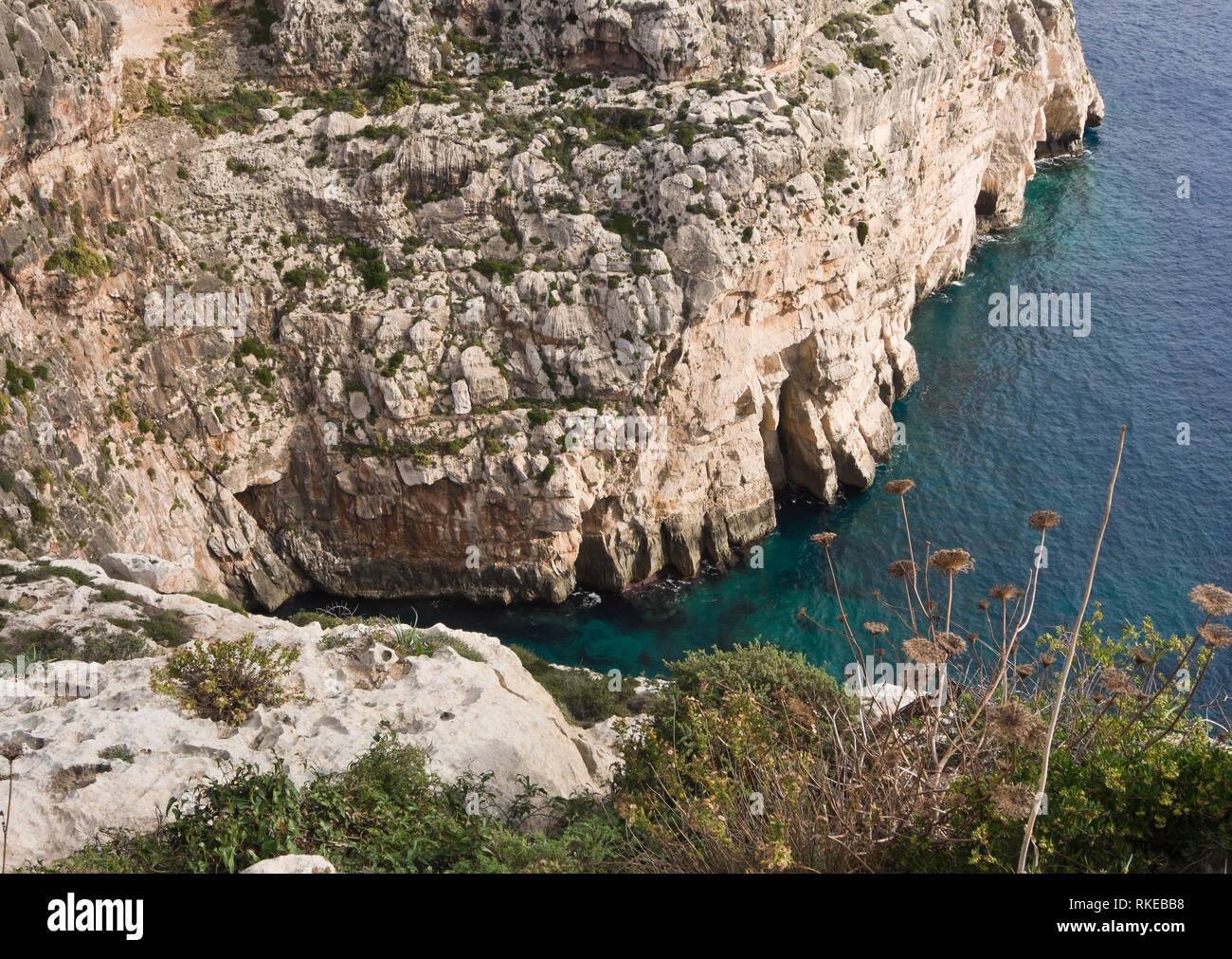 La costa frastagliata di Malta, qui si vede dalla grotta azzurra Viewpoint Foto Stock