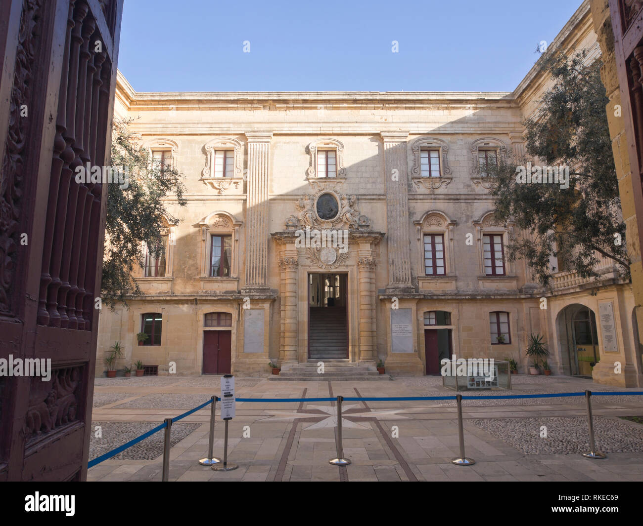 Ingresso al museo nella città fortificata di Mdina, la vecchia capitale di Malta Foto Stock