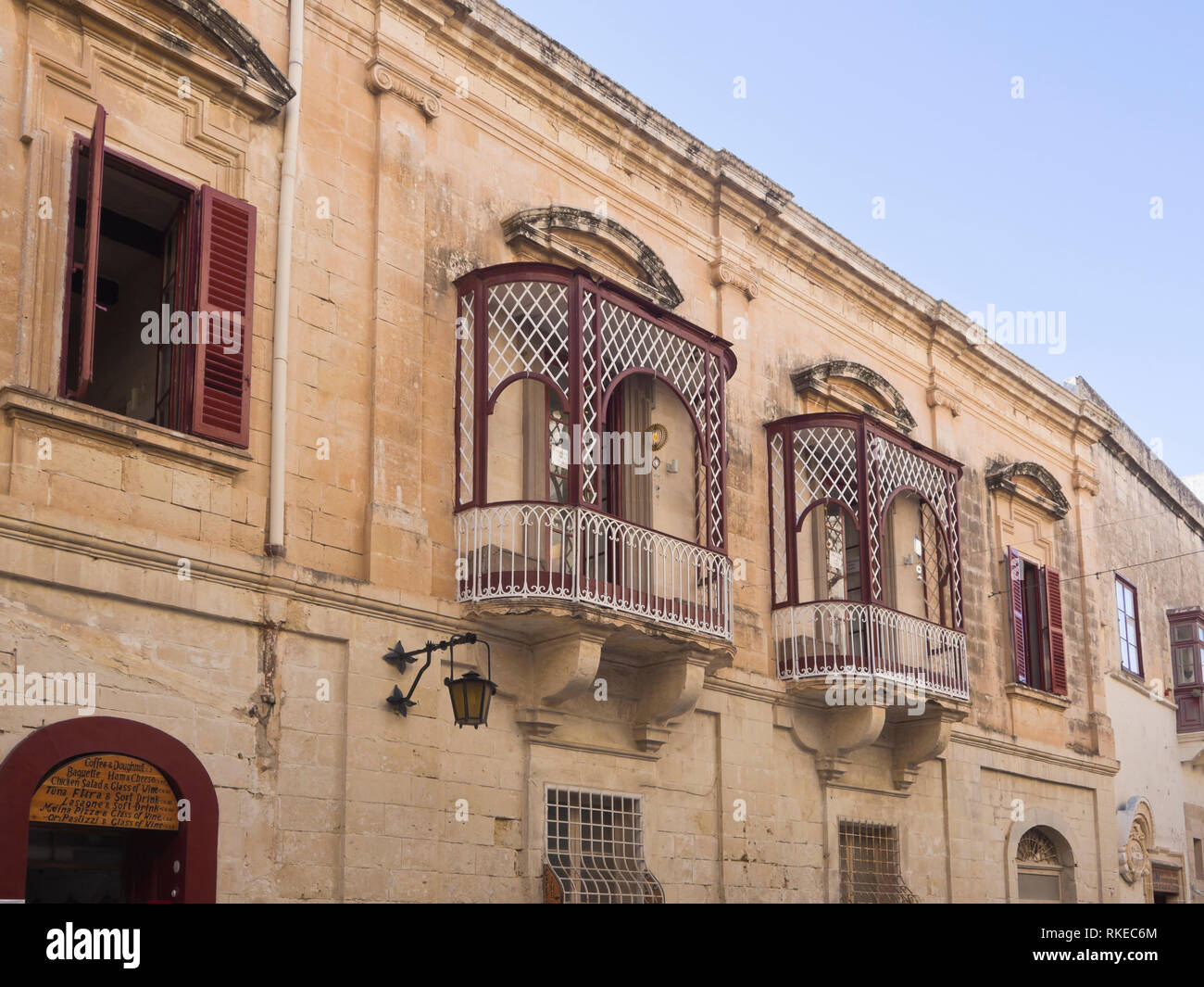 Edifici della città fortificata di Mdina, la vecchia capitale di Malta Foto Stock