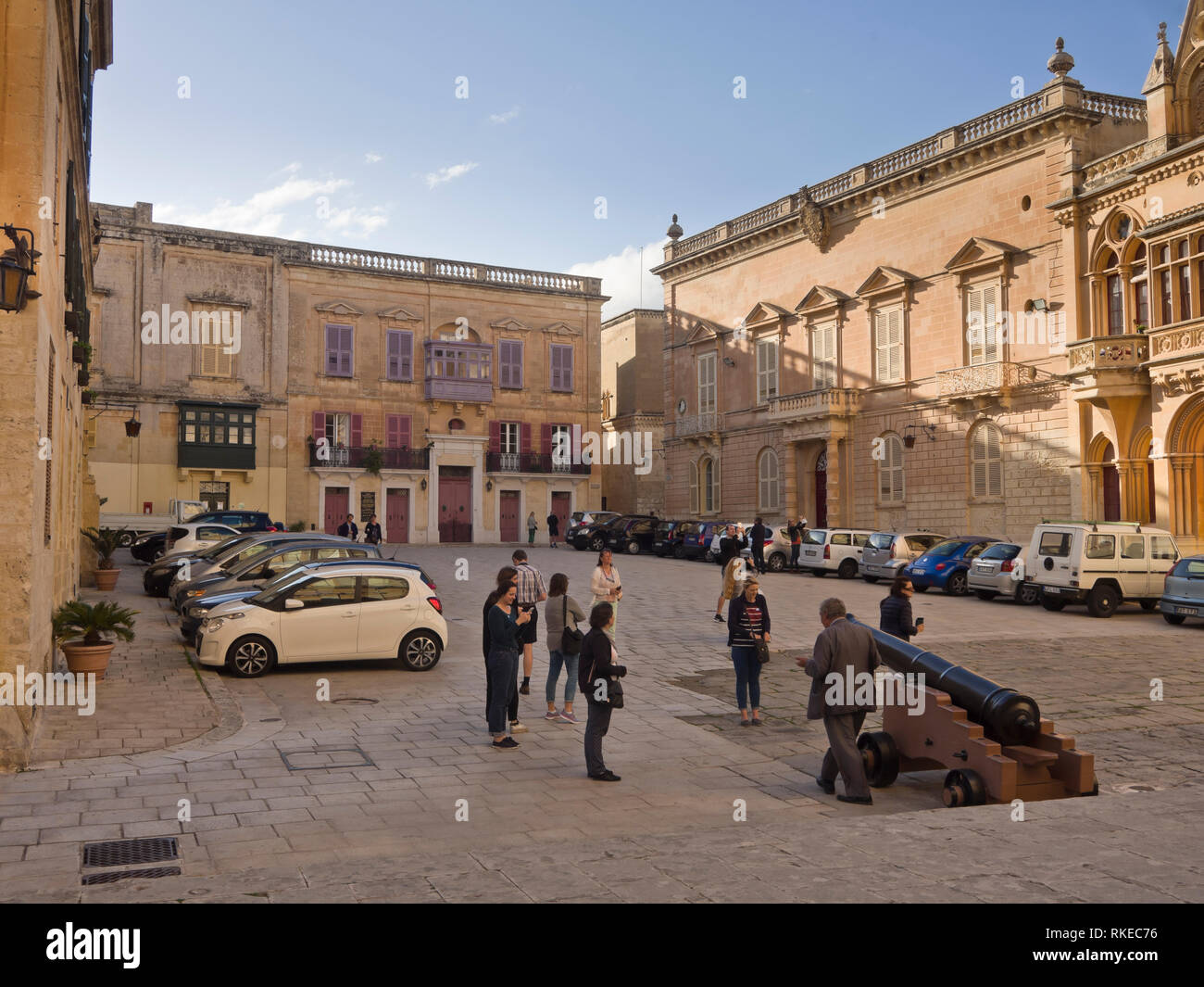 Gli edifici intorno a San Paolo piazza della città fortificata di Mdina, la vecchia capitale di Malta Foto Stock