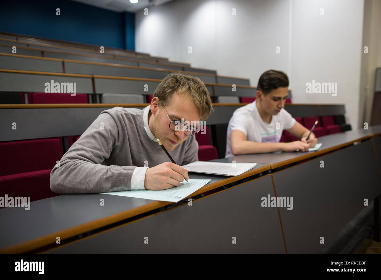 Uomo seduto sotto la supervisione Mensa IQ test presso la University College London, England, Regno Unito Foto Stock