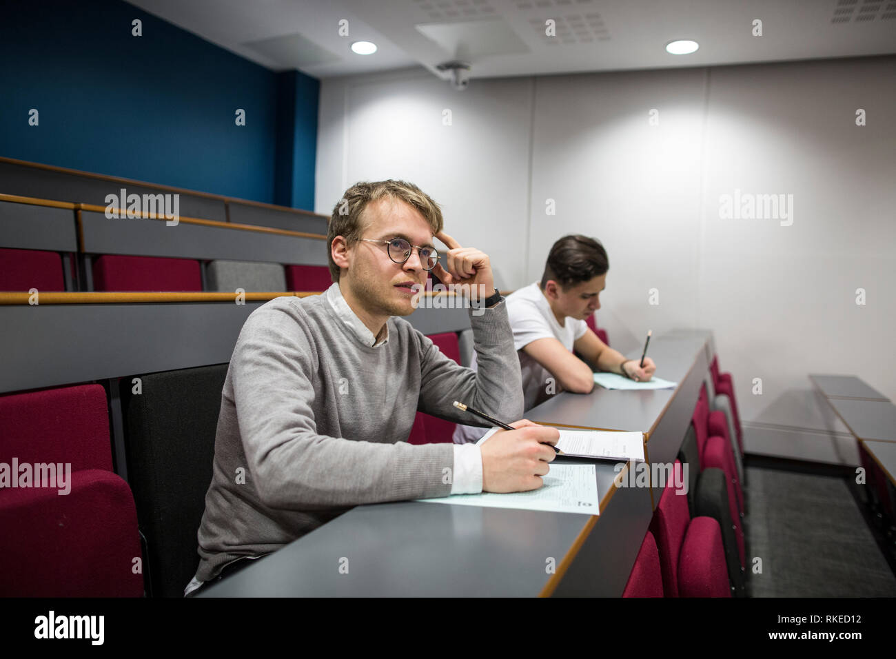 Uomo seduto sotto la supervisione Mensa IQ test presso la University College London, England, Regno Unito Foto Stock