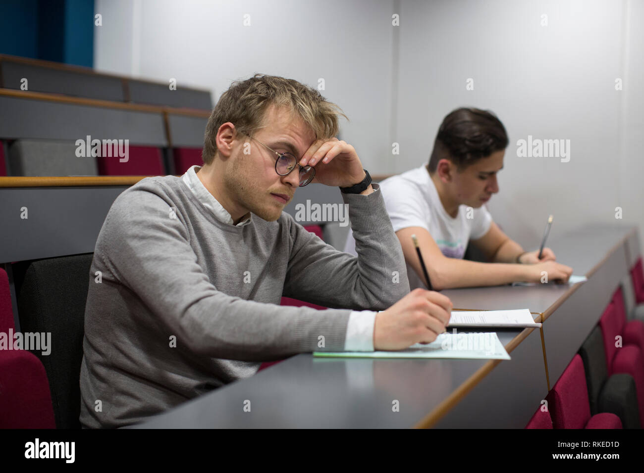 Uomo seduto sotto la supervisione Mensa IQ test presso la University College London, England, Regno Unito Foto Stock