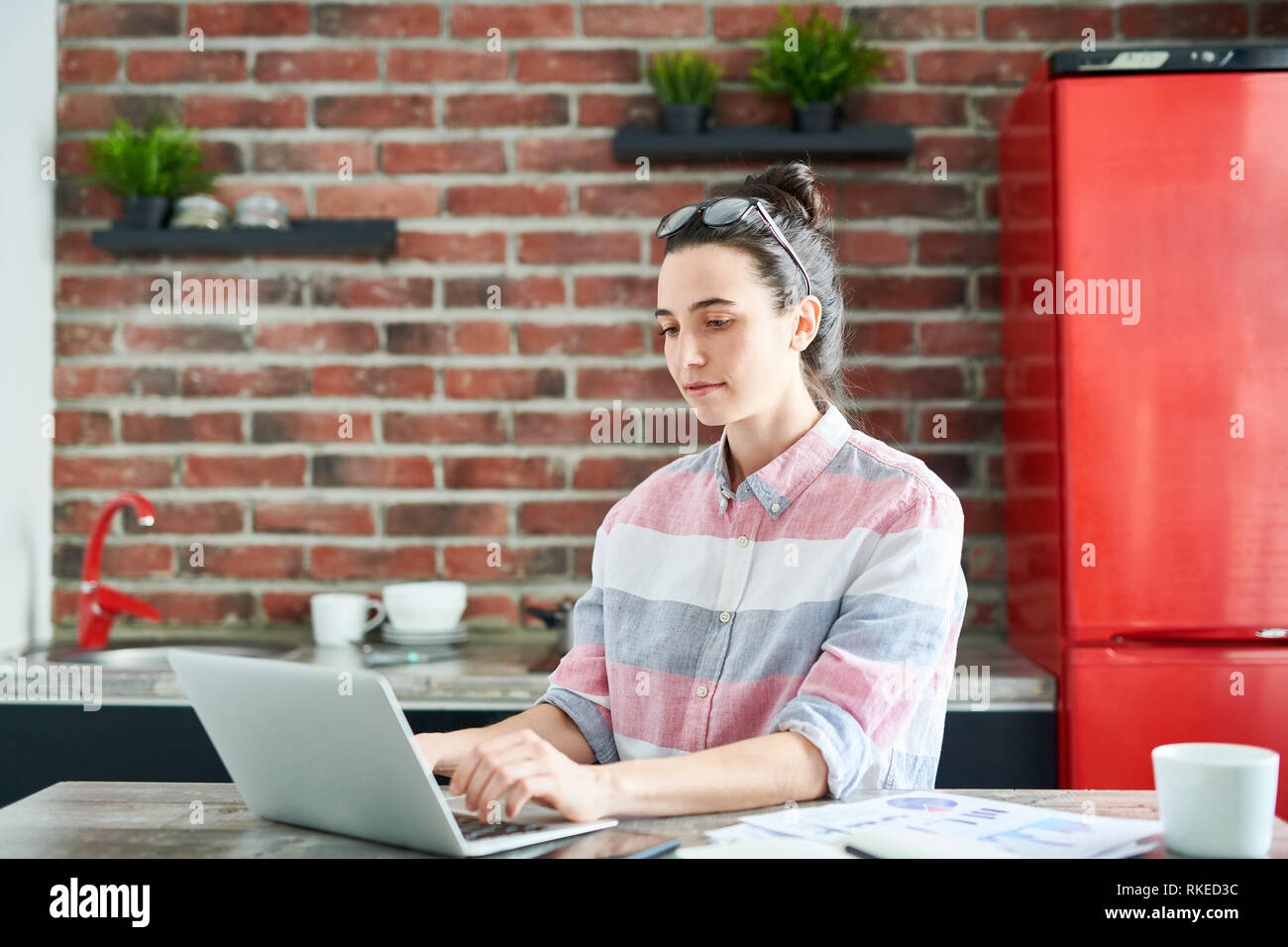 Giovane donna che lavora da casa Foto Stock