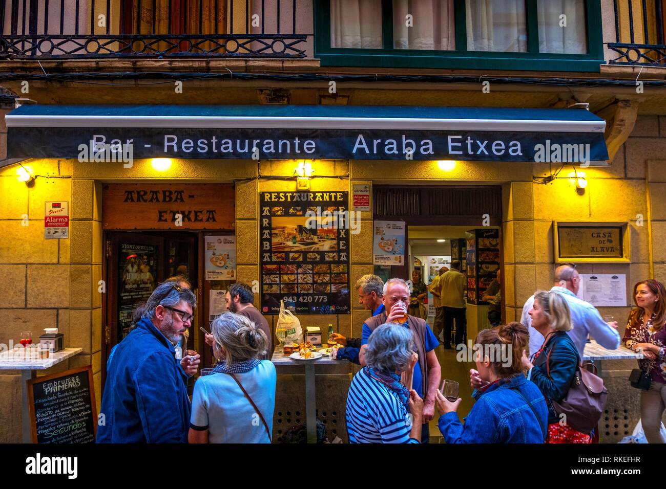 Spagna, Guipuzcoa Paese Basco, San Sebastian, in corrispondenza di una delle centinaia di ''Pintxos'' e ''Tapas'', ristoranti di San Sebastian. Foto Stock