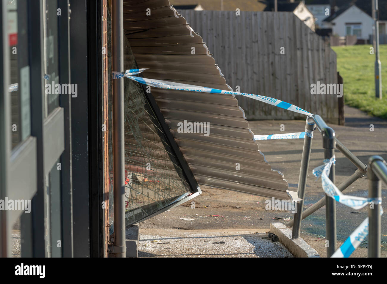 Brentwood, Essex Xi Febbraio 2019 Ladri si è rotto al Co-marketing store in Harewood Road, Brentwood nelle prime ore del mattino e ha rubato la ATM dal negozio. Essex rapporto di polizia due veicoli sono stati utilizzati per la break-in, uno dei quali è stata lasciata alla scena. Cooperazione di polizia sono particolarmente attraenti per i testimoni. Credit Ian Davidson/Alamy Live News Foto Stock