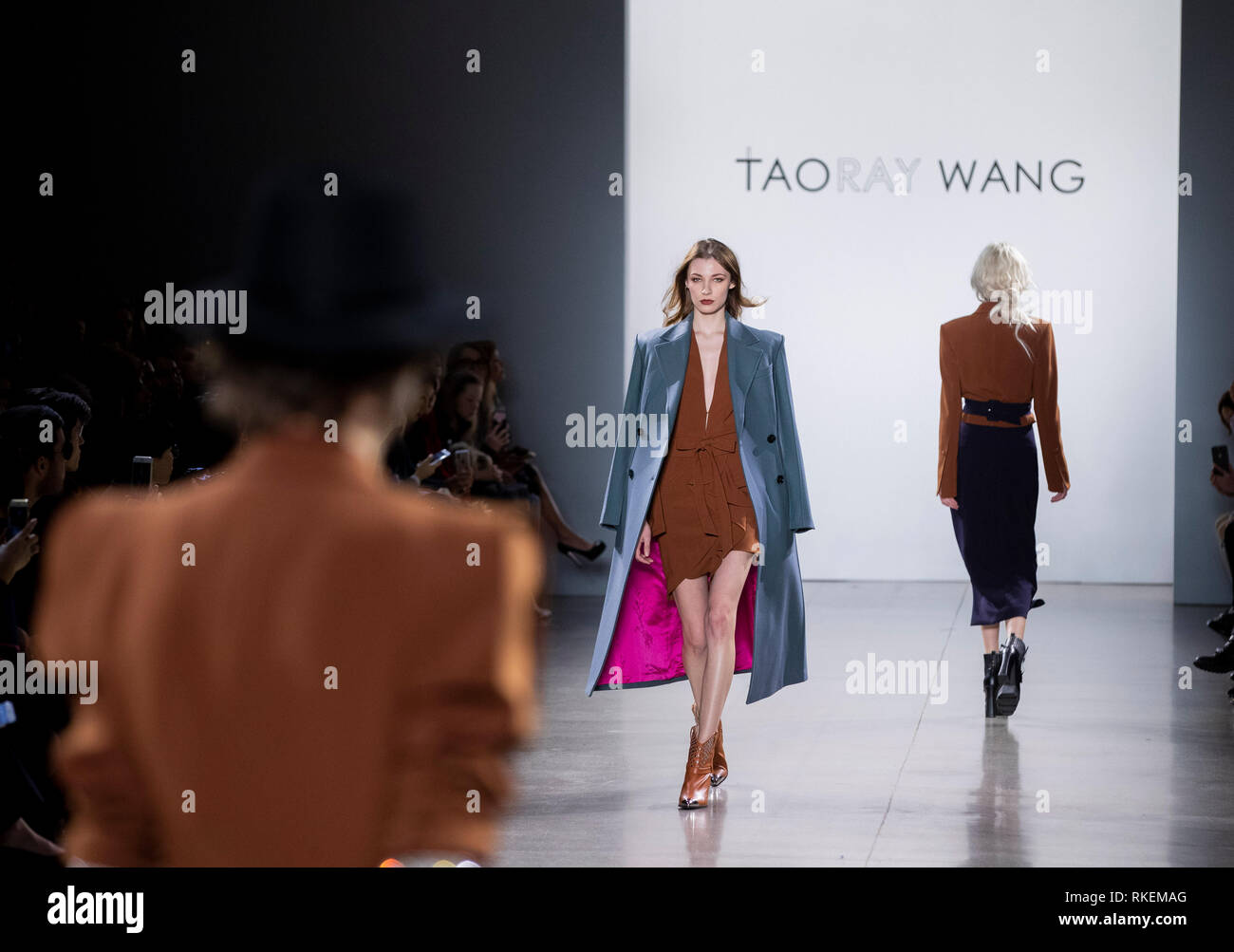 (190211) -- NEW YORK, 11 febbraio, 2019 (Xinhua) -- Modelli presente creazioni di Taoray Wang dal designer cinese Wang Tao durante la settimana della moda di New York in New York, Stati Uniti, febbraio 9, 2019. Per designer cinese Wang Tao, partecipare alla Settimana della Moda di New York non è semplicemente una placcatura in oro di viaggio o un over-commercializzato vetrina davanti a una folla di acquirenti e influenzatori, ma il centro della scena dove si poteva veramente impostare un global fashion trend. Wang ha debuttato la sua ultima collezione " eternità " sabato a molla Studios, dove 40 nuovi look che realizza la sua firma nota di sophistic Foto Stock