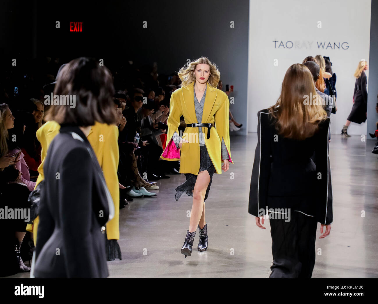 (190211) -- NEW YORK, 11 febbraio, 2019 (Xinhua) -- Modelli presente creazioni di Taoray Wang dal designer cinese Wang Tao durante la settimana della moda di New York in New York, Stati Uniti, febbraio 9, 2019. Per designer cinese Wang Tao, partecipare alla Settimana della Moda di New York non è semplicemente una placcatura in oro di viaggio o un over-commercializzato vetrina davanti a una folla di acquirenti e influenzatori, ma il centro della scena dove si poteva veramente impostare un global fashion trend. Wang ha debuttato la sua ultima collezione " eternità " sabato a molla Studios, dove 40 nuovi look che realizza la sua firma nota di sophistic Foto Stock
