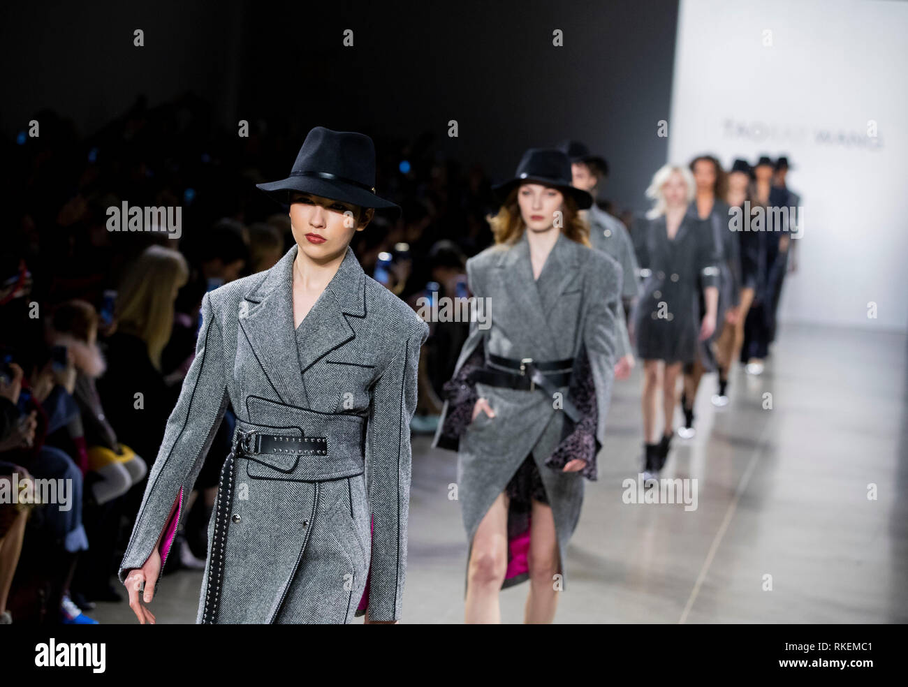 (190211) -- NEW YORK, 11 febbraio, 2019 (Xinhua) -- Modelli presente creazioni di Taoray Wang dal designer cinese Wang Tao durante la settimana della moda di New York in New York, Stati Uniti, febbraio 9, 2019. Per designer cinese Wang Tao, partecipare alla Settimana della Moda di New York non è semplicemente una placcatura in oro di viaggio o un over-commercializzato vetrina davanti a una folla di acquirenti e influenzatori, ma il centro della scena dove si poteva veramente impostare un global fashion trend. Wang ha debuttato la sua ultima collezione " eternità " sabato a molla Studios, dove 40 nuovi look che realizza la sua firma nota di sophistic Foto Stock