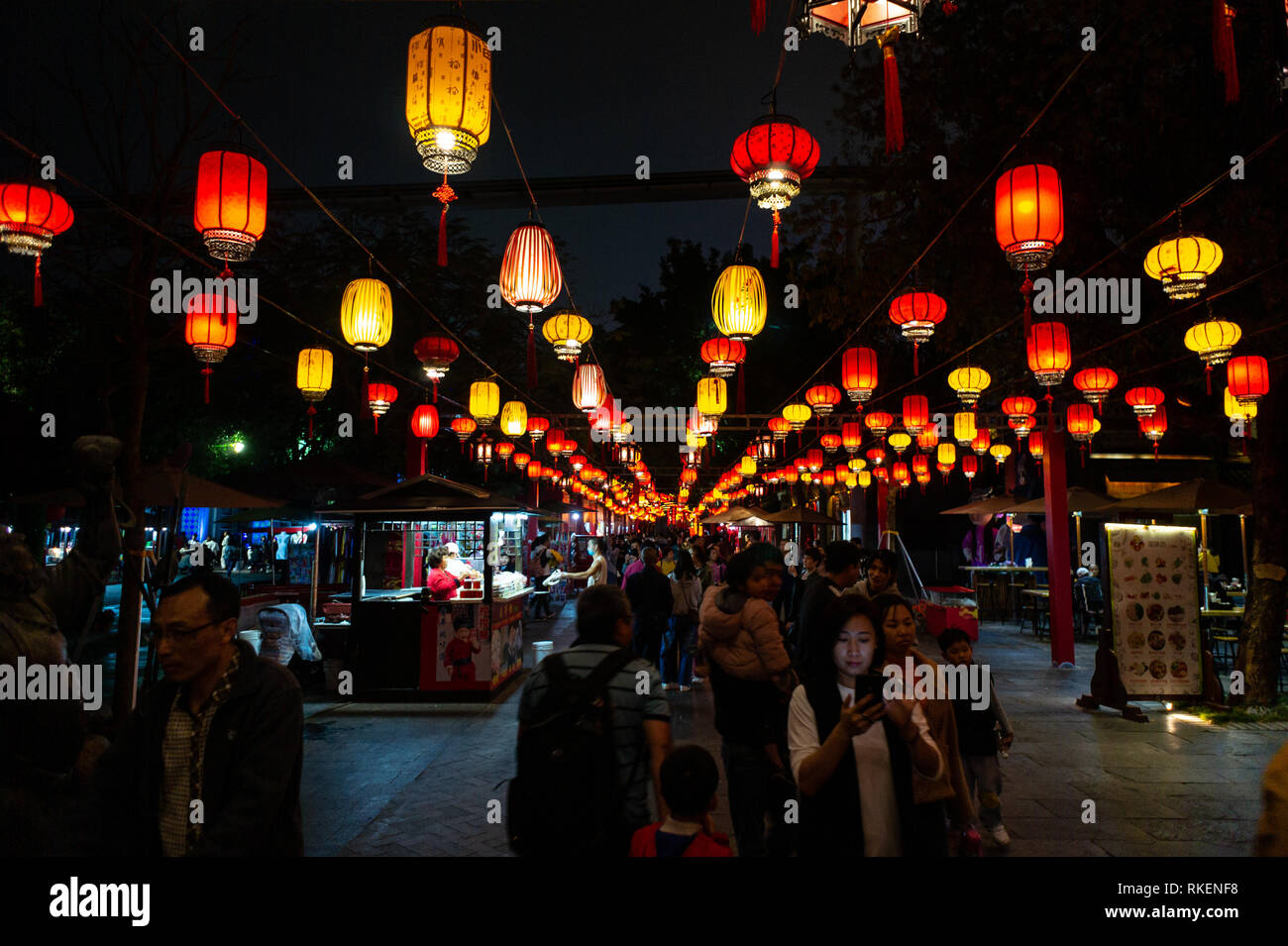 Le lanterne cinesi di notte durante la festa delle lanterne celebrato con colorati lanterna visualizza e decorazioni presso la splendida Cina, una cultura cinese parco a tema a Shenzhen, Cina. Foto Stock