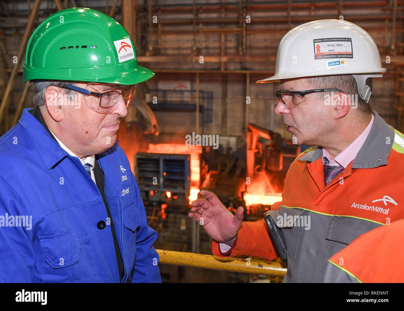 11 febbraio 2019, Brandeburgo, Eisenhüttenstadt: Jörg Steinbach (l, SPD), il ministro dell'Economia del Land di Brandeburgo e Ralf-Peter Bösler, Managing Director di ArcelorMittal Eisenhüttenstadt, conversare nella laminazione a caldo di mulino. La visita inaugurale di Brandeburgo è di nuovo ministro degli affari economici per la società di acciaio sul fiume Oder è stata segnata da temi attuali su industriale e la politica commerciale nonché la protezione del clima. Foto: Patrick Pleul/dpa-Zentralbild/ZB Foto Stock