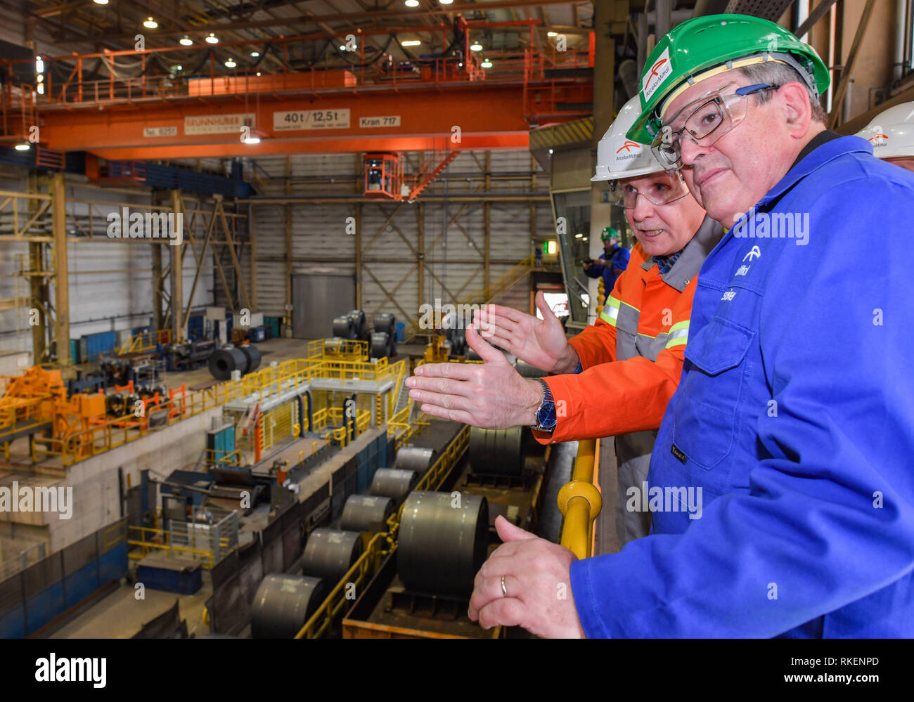 11 febbraio 2019, Brandeburgo, Eisenhüttenstadt: Jörg Steinbach (r, SPD), il Land Brandeburgo del ministro degli Affari economici, è spiegato il processo di produzione da parte di Andreas Pollack, testa di ArcelorMittal laminatoio a caldo in Eisenhüttenstadt. La visita inaugurale di Brandeburgo è di nuovo ministro degli affari economici per la società di acciaio sul fiume Oder è stata segnata da temi attuali su industriale e la politica commerciale nonché la protezione del clima. Foto: Patrick Pleul/dpa-Zentralbild/ZB Foto Stock