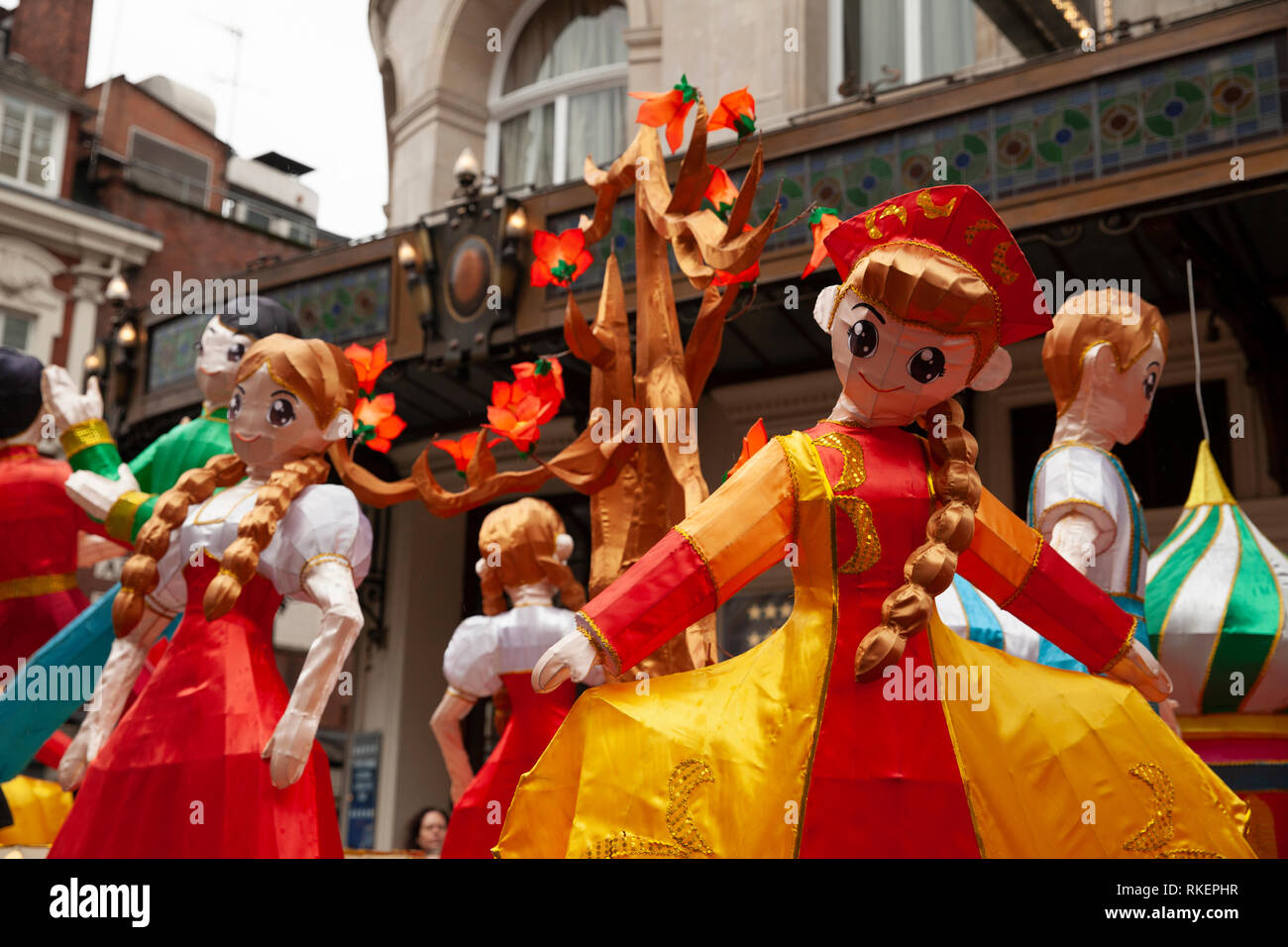 Londra, UK, 10 febbraio, 2019. Visto tabloid colorati durante la celebrazione del Capodanno cinese a China Town, Soho , Londra, Regno Unito. .Credito: Harishkumar Shah/Alamy Live News Foto Stock