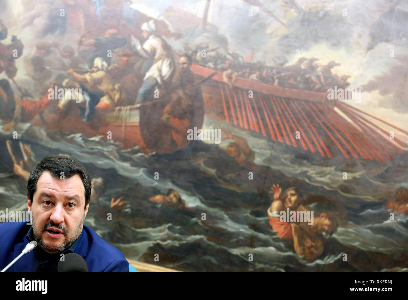 Roma, Italia. Xi Febbraio, 2019. Matteo Salvini e sulle sue spalle il dipinto 'Lepanto battaglia", con barche e naufraghi, combattuta il 7 ottobre 1571 durante la Cipro della guerra tra gli ottomani e i cristiani Navy Roma 11 febbraio 2019. Sala Salvadori. Il Italyn Ministro degli affari interni in conferenza stampa dopo il risultato delle elezioni regionali in Abruzzo. Foto di Samantha Zucchi Insidefoto Credito: insidefoto srl/Alamy Live News Foto Stock