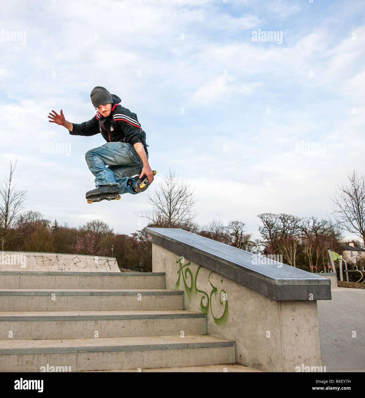 Carrigaline, Cork, Irlanda. Xi Febbraio, 2019. Dan Cole da Crookstown facendo alcuni salti su gradini al nuovo Skatepark nel centro comunitario in Carrigaline, Co. Cork, Irlanda. Credito: David Creedon/Alamy Live News Foto Stock