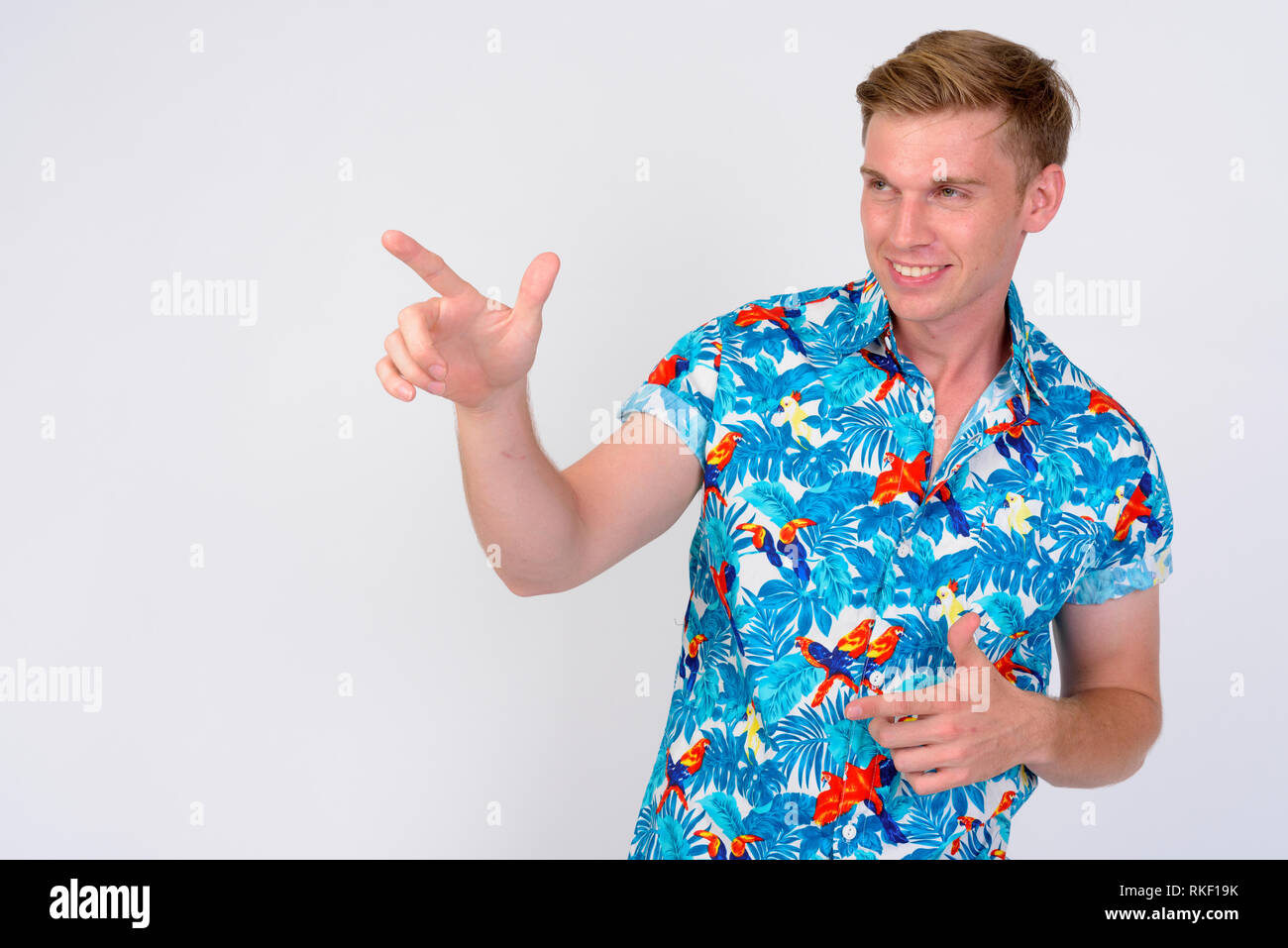 Felice giovane turista bello uomo con capelli biondi dita di puntamento Foto Stock