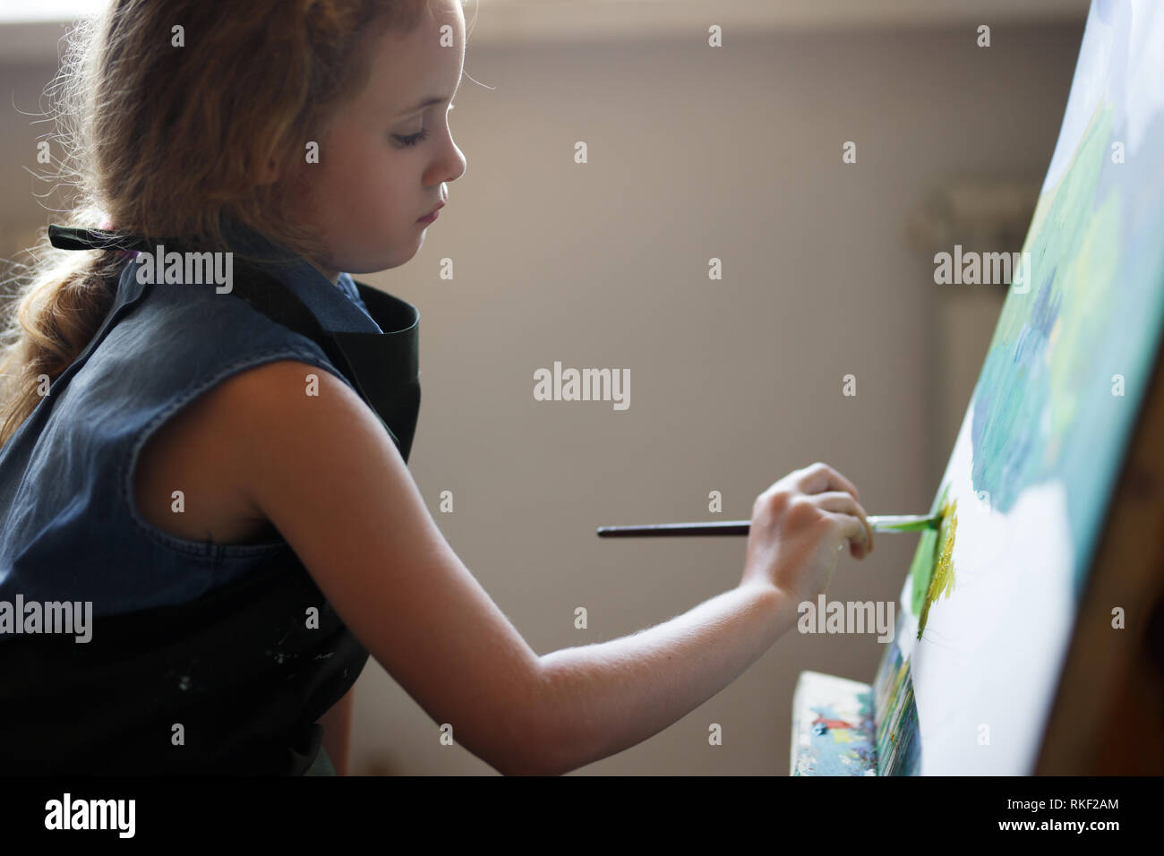 Ragazza in età prescolare pittura in classe d'arte. Close up photo brush in mano Foto Stock