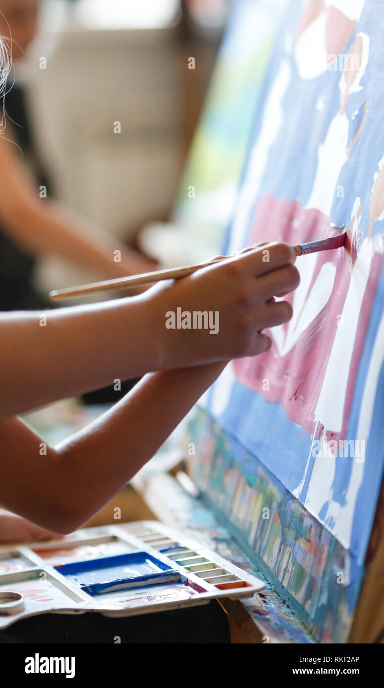 Ragazza in età prescolare pittura in classe d'arte. Close up photo brush in mano Foto Stock