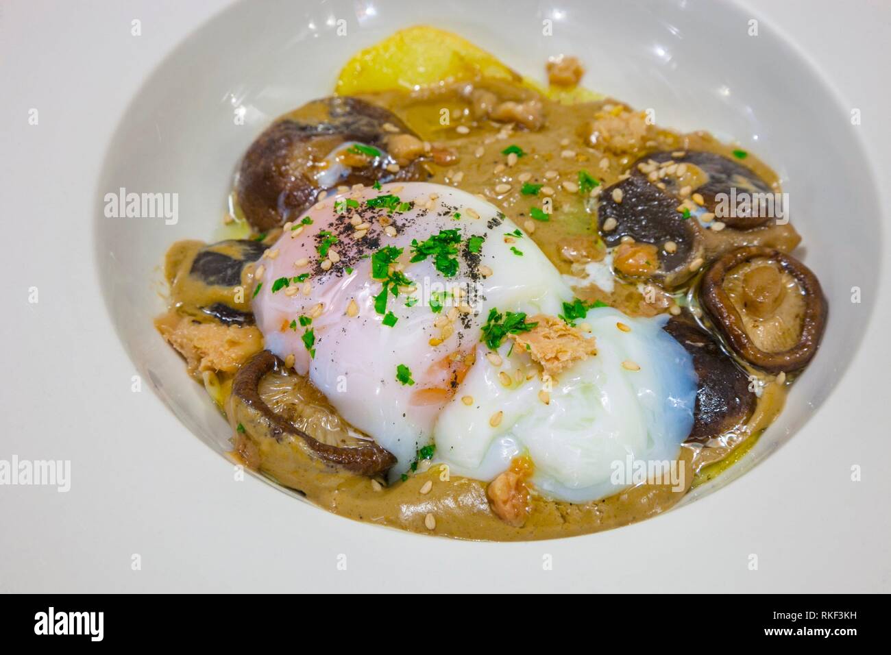Uovo al tartufo, besciamella di funghi e di foie toast. La Garrocha Ristorante, Valladolid, Castilla y Leon, Spagna Foto Stock