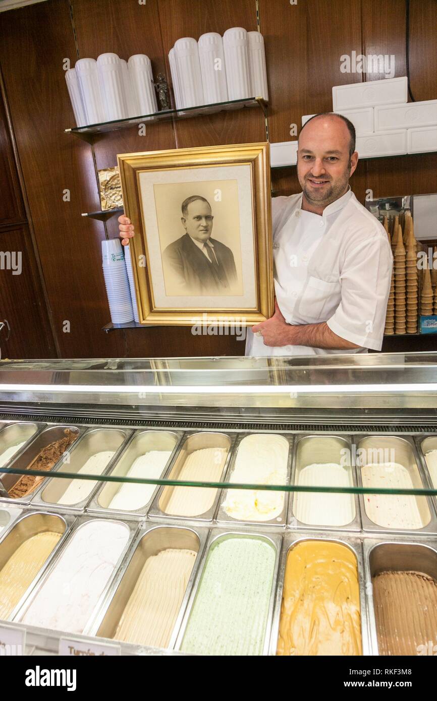 Manuel Iborra gelati e negozio di torrone, nella foto Antonio Iborra con la foto del suo bisnonno Manuel Iborra, Valladolid, Castilla y Foto Stock