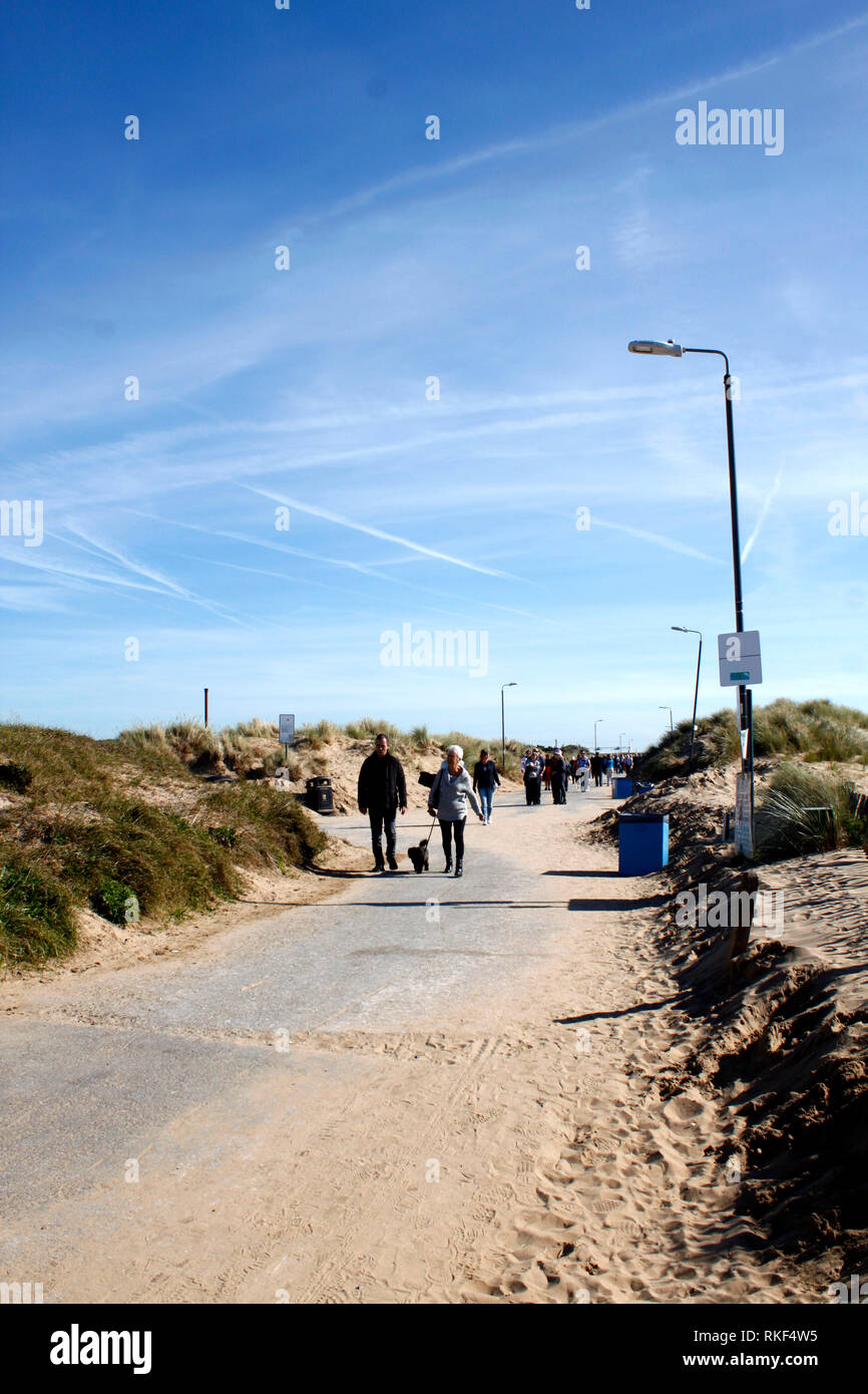 PORTHCAWL, Galles. 4 dicembre 2018. Un giovane a piedi il loro cane nell'Elvis Festival che si tiene annualmente a Porthcawl. Foto Stock