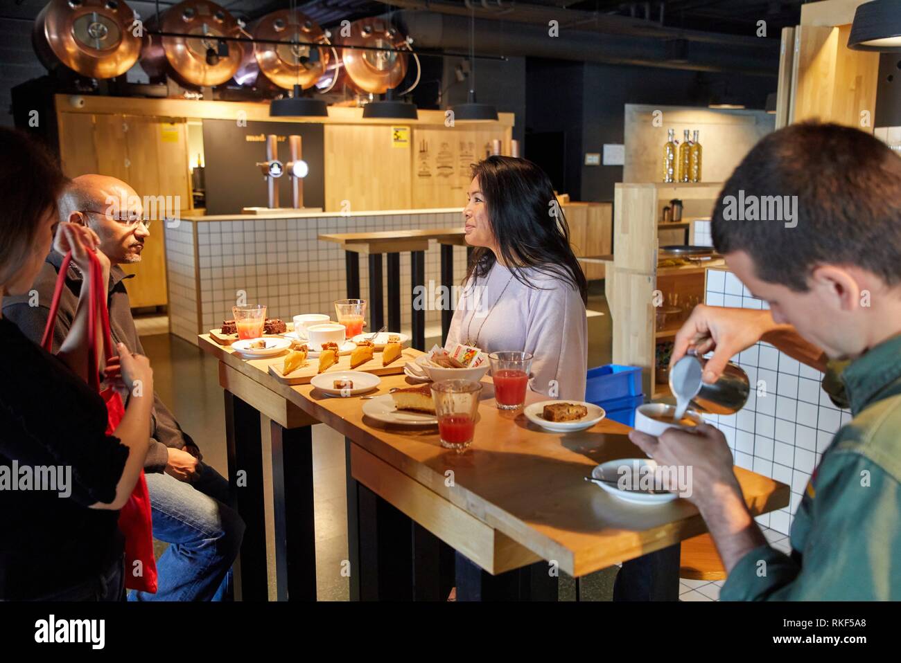 La prima colazione nella caffetteria Tabakalera, tour gastronomico, barista e guida turistica con il giovane, Donostia, San Sebastian, Gipuzkoa, Paesi Baschi, Foto Stock