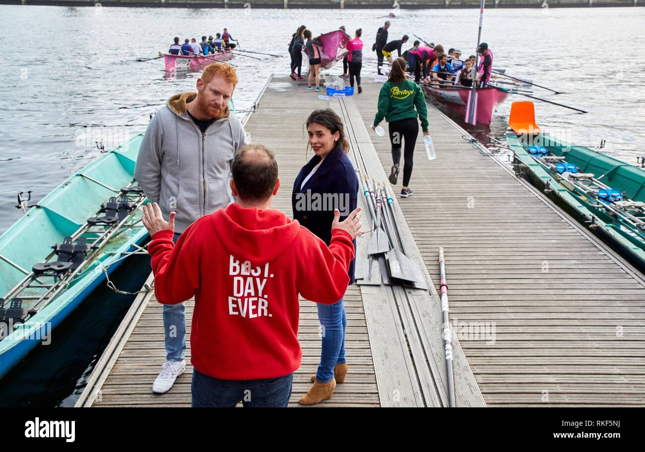 La guida che accompagna i turisti in barca a remi team training, Trainera e equipaggio, società di canottaggio Koxtape, Pasajes de San Juan (Pasaia), Gipuzkoa, basco Foto Stock