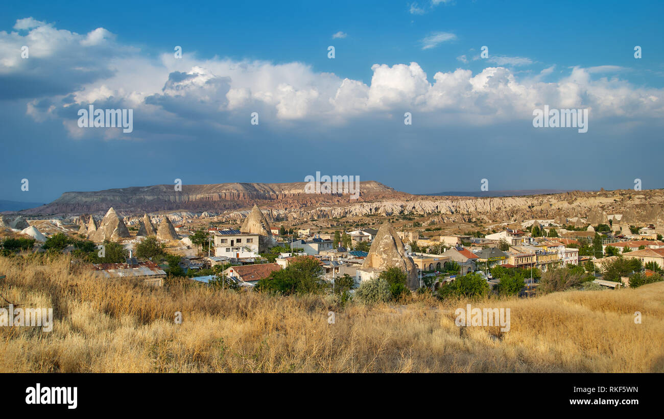 Goreme, Turchia - Luglio 28, 2007: vista città di Goreme in Cappadocia. È il centro di Goreme national park elencati come Patrimonio Mondiale UNESCO dal 1985 Foto Stock