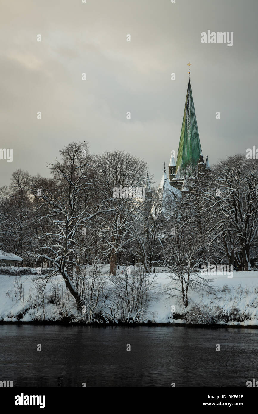 Cattedrale Nidarosdomen dal fiume Nidelva di Trondheim. Bella stagione invernale. Più famosi, gotica chiesa norvegese. Foto Stock