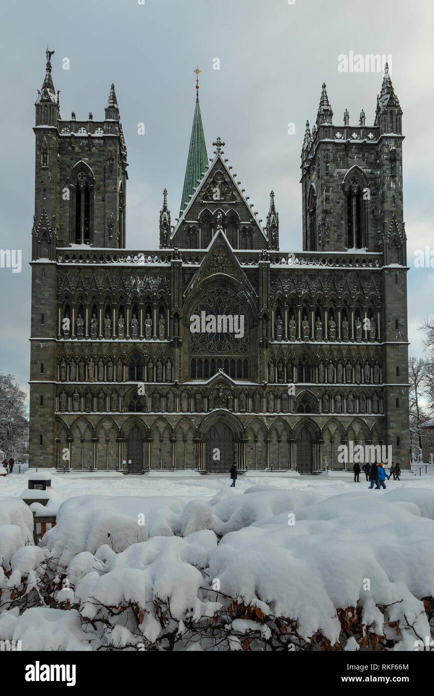 Cattedrale Nidarosdomen dal fiume Nidelva di Trondheim. Bella stagione invernale. Più famosi, gotica chiesa norvegese. Sguardo frontale. Foto Stock