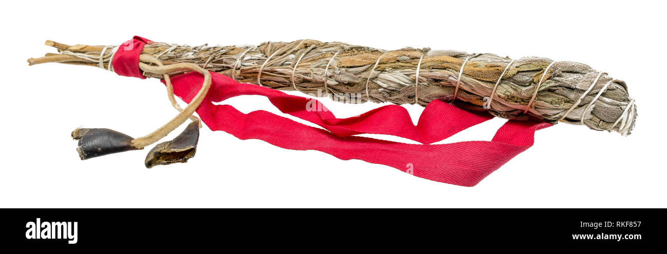 Bundle legato di bianco salvia per sbavature nel esoterico area di Indiani isolati su bianco isolato su bianco Foto Stock