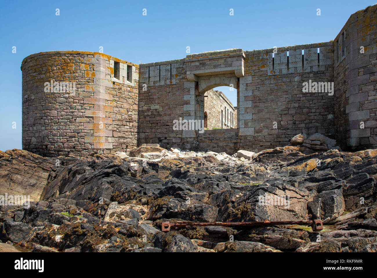 La porta anteriore di Fort Houmet Herbe, Alderney, prese a bassa marea. Foto Stock