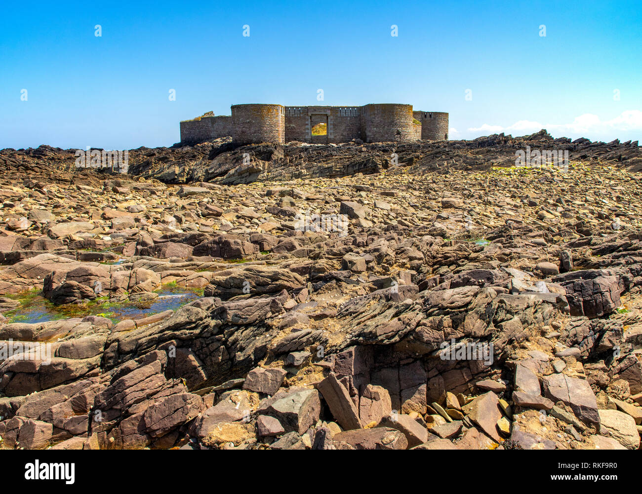 Fort Houmet Herbe su Alderney con la bassa marea. Foto Stock
