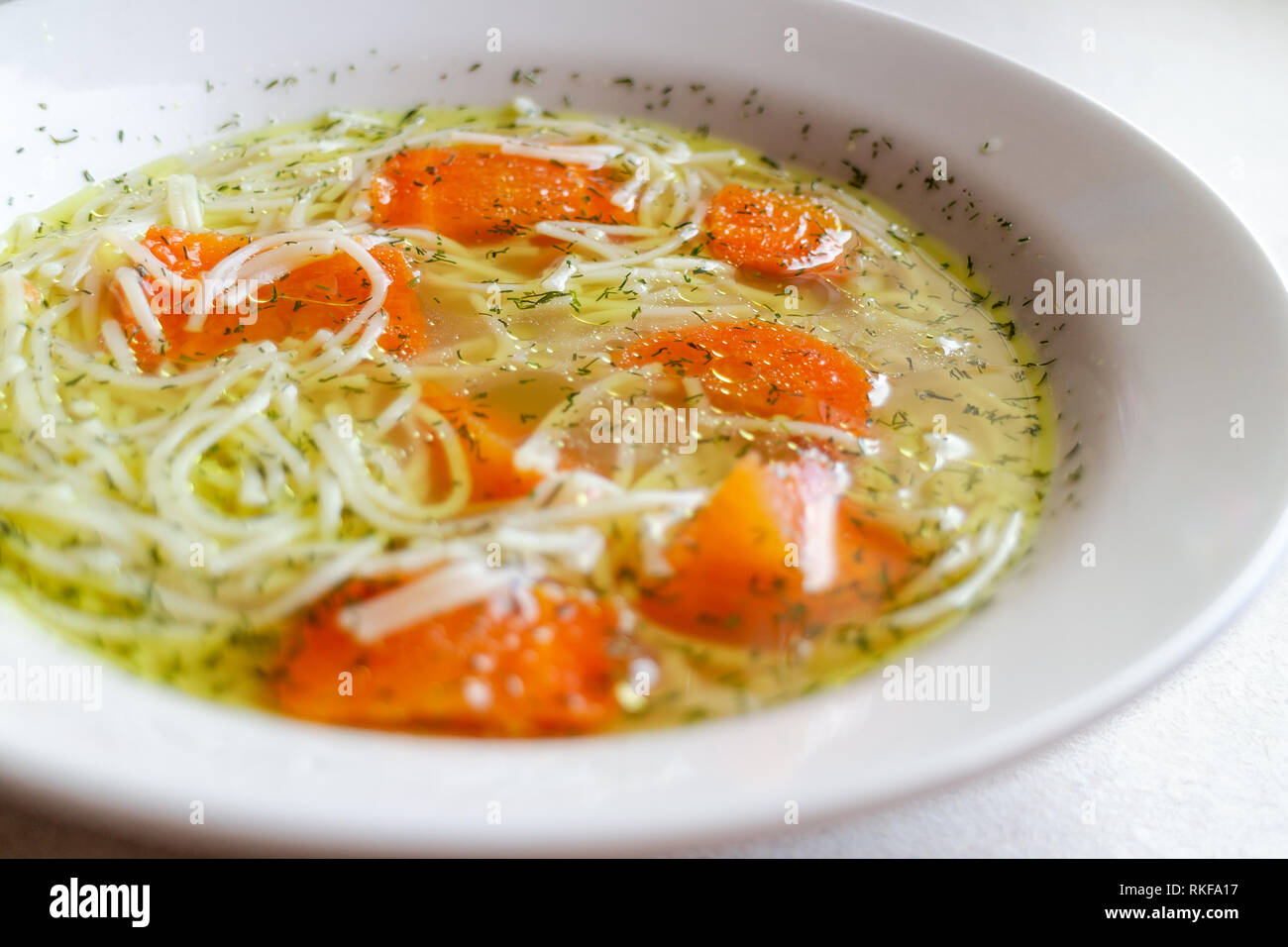 Brodo di pollo con la carota e aneto. Tradizionale zuppa polacca. Foto Stock