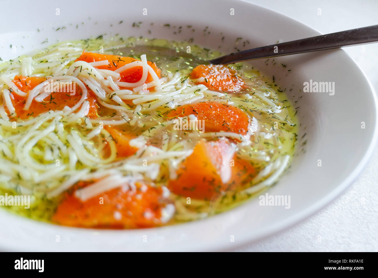 Brodo di pollo con la carota e aneto. Tradizionale zuppa polacca. Foto Stock