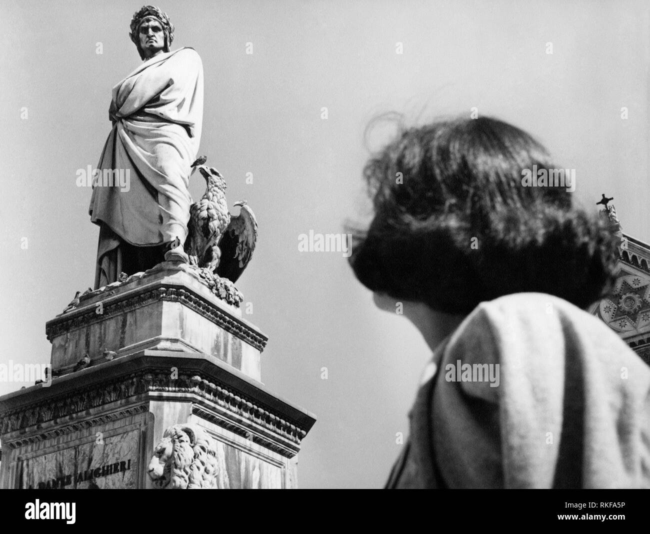 Piazza Santa Croce, la statua di Dante Alighieri, Firenze, Toscana, Italia 1965 50 Foto Stock