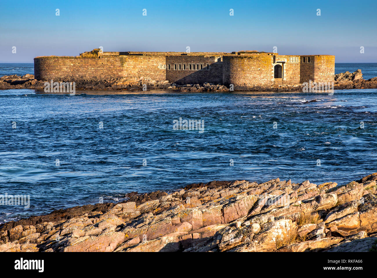 Vista di Fort Houmet Herbe" da La Petite Folie sull'Alderney terraferma. Foto Stock