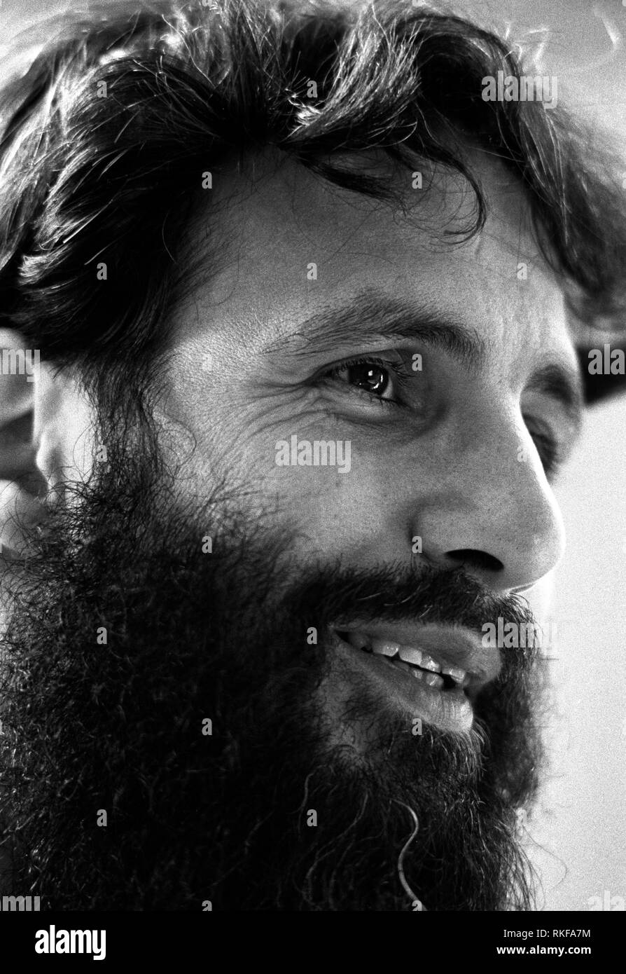 Cat Stevens ora noto come Yusuf Islam il cantante fotografato nel suo nord ufficio a Londra nel 1985 per la rivista Stern. Foto Stock