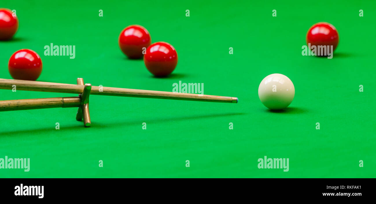 Snooker player ponendo la bilia battente per un colpo Foto Stock