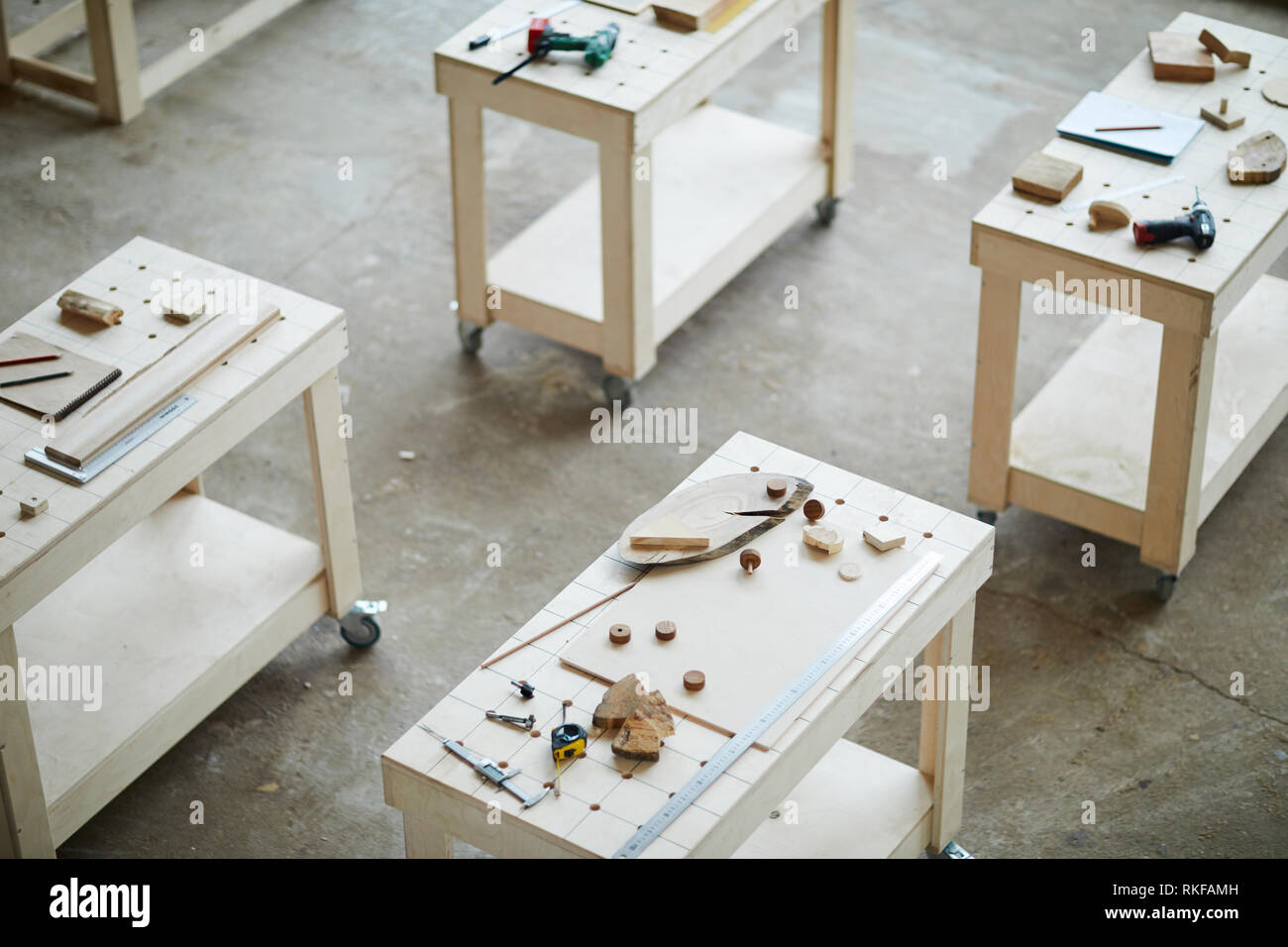 Tabelle con ruote in aula di falegnameria Foto Stock