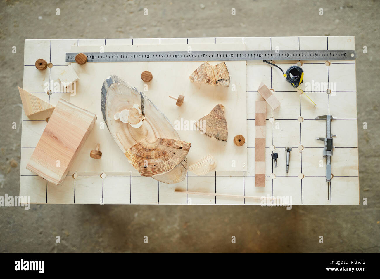 Falegnami scrivania con strumenti e pezzi di legno Foto Stock