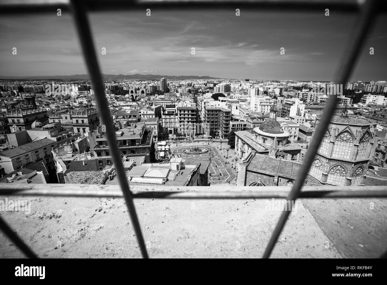 La vista della città dalla cima dell'el Miguelete, il campanile della cattedrale di Valencia a Valencia in Spagna. Foto Stock