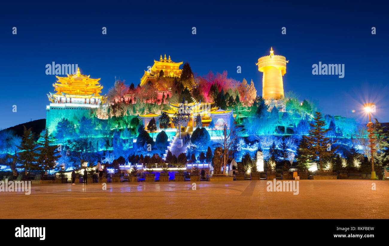 Guishan park con luci colorate di notte, Shangri La, Yunnan, Cina Foto Stock