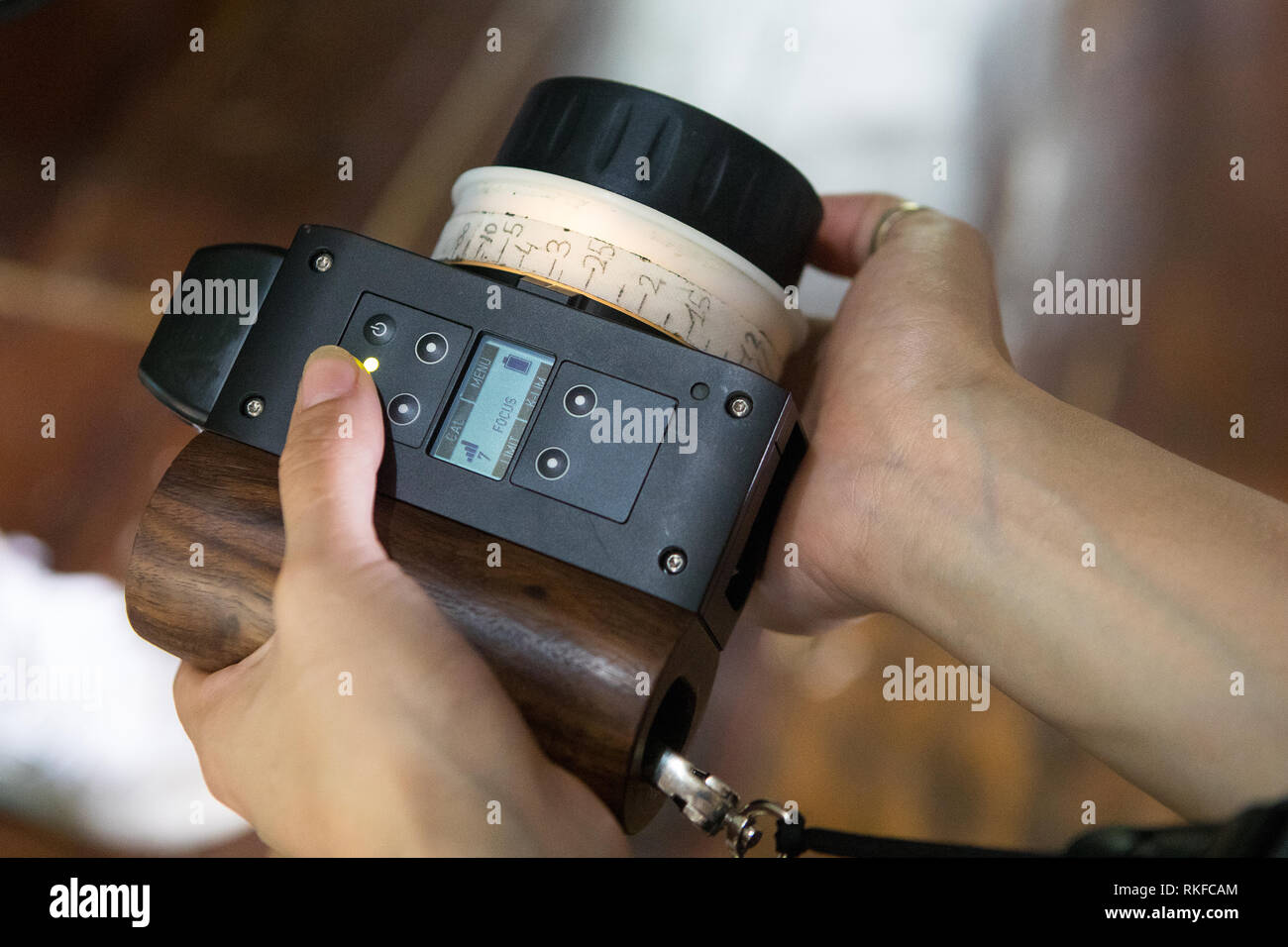 Messa a fuoco a distanza per professional telecamera cinematografica nelle mani di un assistente Foto Stock