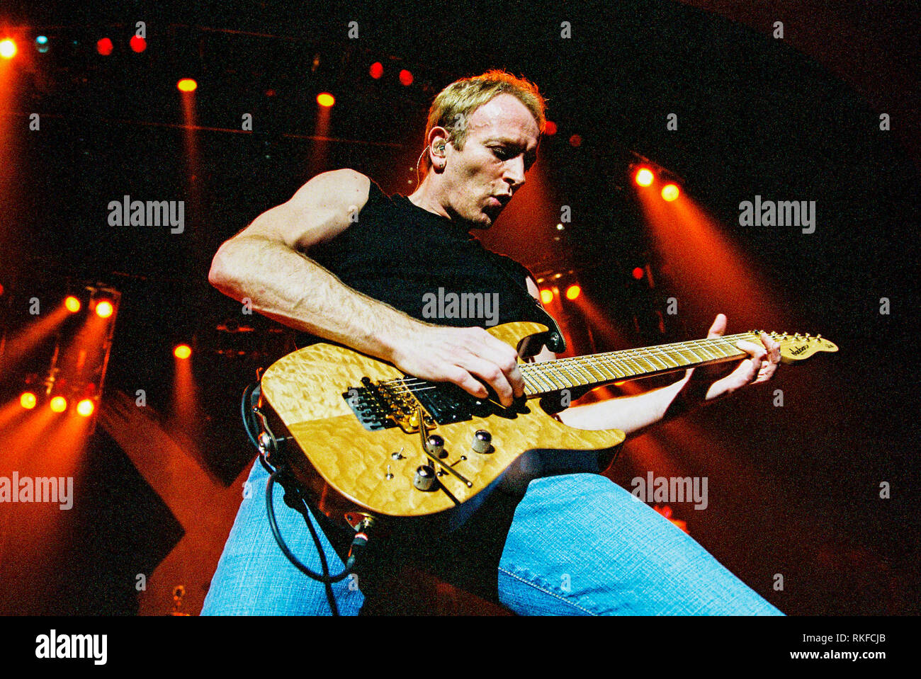 Phil Collen chitarrista solista nella banda Def Leppard esecuzione alla Brixton Academy 27 febbraio 2003, Londra, Inghilterra, Regno Unito. Foto Stock