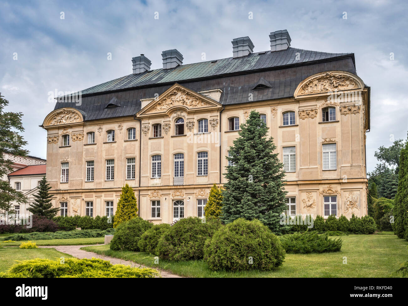 Palazzo dei Vescovi, hotel e Poznan University library di diramazione con 80 mila documenti massonico, nel villaggio di Ciążeń, Wielkopolska, Polonia Foto Stock