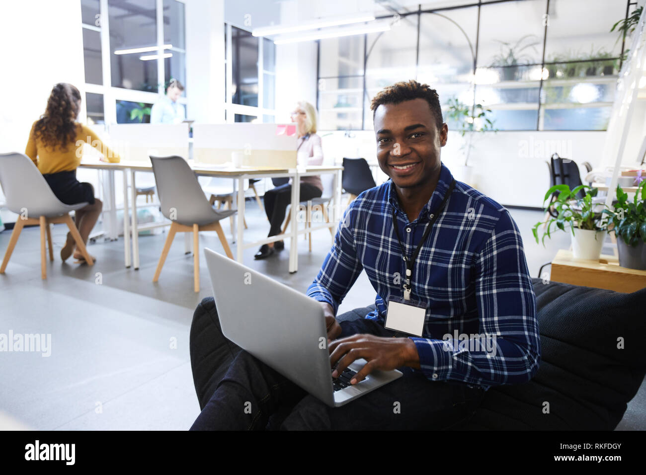 Allegro nero manager in ufficio confortevole Foto Stock