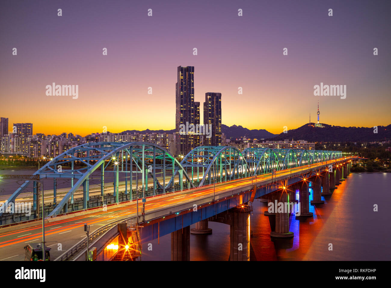 Vista notturna di Seul del fiume Han in Corea del Sud Foto Stock